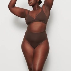 SKIMS FITS EVERYBODY HIGH-WAISTED THONG Cocoa